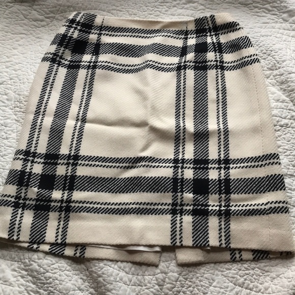 Available in LOT-Talbots petite wool skirt sz4 - Picture 1 of 3